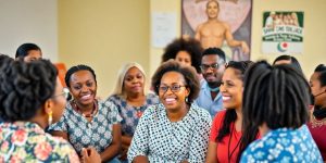 Oameni discutând despre politici sociale recente.