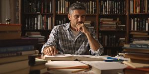 Cetățean gânditor analizând un discurs politic în cameră.