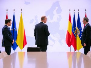 Întâlnire diplomatică cu steaguri și harta Europei.