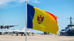 Steagul României flutură lângă avioane și nave militare.